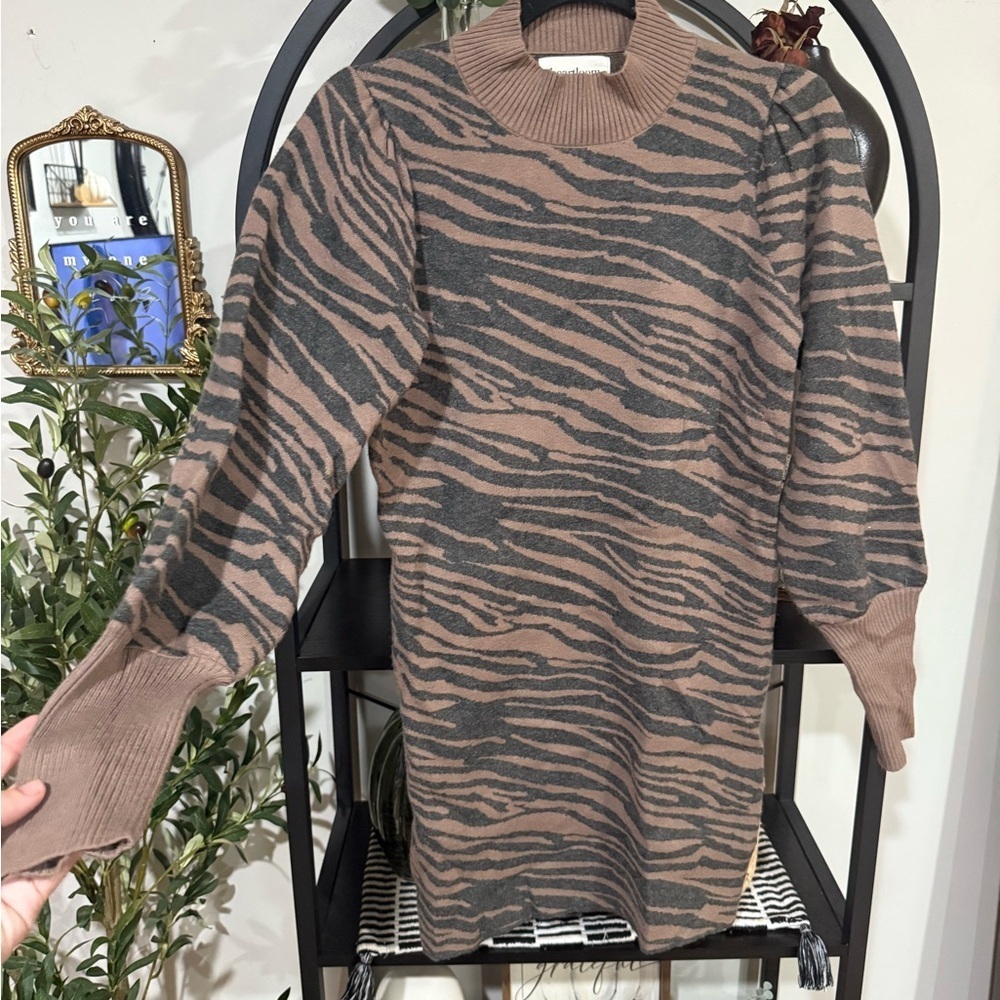 Heartloom Brown and Black Animal Print Sweater size medium - Picture 3 of 9